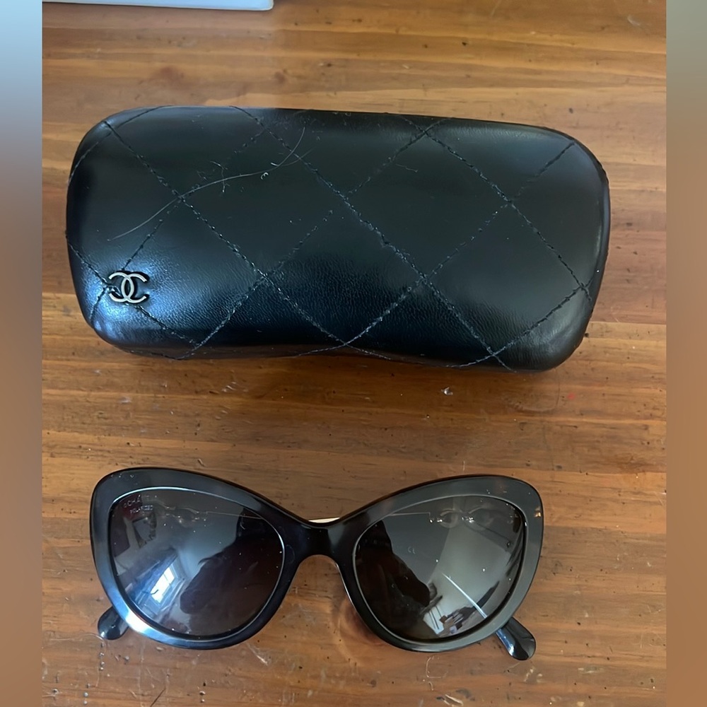 Authentic Chanel pearl sunglasses 🤩